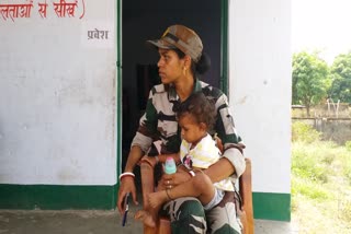 irb-woman-jawan-on-duty-with-her-sick-child-in-panchayat-elections-in-giridih