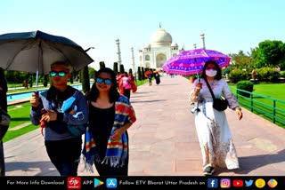 agra news, tajmahal news, tajmahal offline tiket  agra latest news  etv bharat up news  खरीद सकेंगे ऑफलाइन टिकट  विदेशी पर्यटक  Foreign tourists  Foreign tourists visiting Taj  भारतीय पुरातत्व सर्वेक्षण