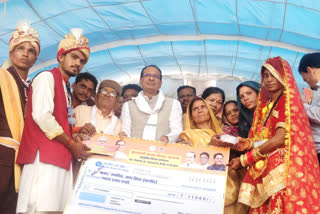 CM Shivraj welcomed grooms by showering flowers