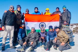 workers hoisted national Flag at the Saar Pass trek