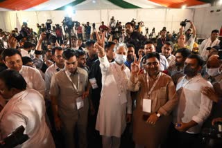 Chief Minister Gehlot showed victory sign in Udaipur