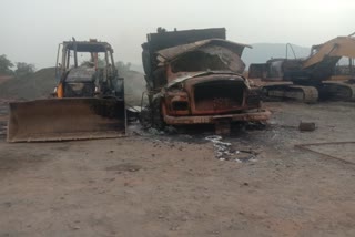 naxalites-burn-eight-vehicles-in-latehar