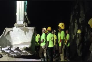 quarry accident  Six workers were trapped in a 300 feet deep pit  workers were trapped in a pit  workers trapped in a pit at tamilnadu  തമിഴ്‌നാട്ടിൽ കുഴിയിൽ അകപ്പെട്ട് ക്വാറി തൊഴിലാളികൾ  തിരുനെൽവേലിയിലെ മുന്നീർപള്ളത്ത് ക്വാറി അപകടം  ക്വാറിയിലെ കുഴിയിൽ അകപ്പെട്ട് 6 തൊഴിലാളികൾ  കുഴിയിൽ കുടുങ്ങി ക്വാറി തൊഴിലാളികൾ