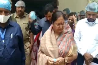 Yogi minister reminds of colonial era  Yogi minister get her shoe cover removed by an employee  Baby Rani Maurya trolled on social media  Uttar Pradesh Cabinet Minister Baby Rani Maurya  UP Cabinet minister removes shoe cover by employee  employee removed shoe cover of minister in unnao  Baby Rani Maurya disposable shoe cover video  ഷൂ കവർ ജീവനക്കാരനെക്കൊണ്ട് ഊരിമാറ്റിച്ച് യുപി മന്ത്രി  ഉന്നാവോ പോഷകാഹാര നിർമാണ യൂണിറ്റ് പരിശോധന  Unnao Nutrition production Unit Inspection  ബേബി റാണി മൗര്യ ഷൂ കവർ വീഡിയോ  ഉന്നാവോ കാബിനറ്റ് മന്ത്രി ബേബി റാണി മൗര്യ  ഡിസ്‌പോസിബിൾ ഷൂ കവർ ഊരിമാറ്റിച്ച് യോഗി മന്ത്രി