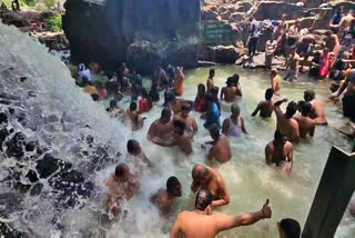 hogenakkal falls  summer holiday  tourists flock to hogenakkal falls  tourists celebrate summer holidays in hogenakkal falls  dharmapuri hogenakkal falls  கோடை விடுமுறை  ஒகேனக்கல்  ஒகேனக்கல்லில் குவிந்த சுற்றுலா பயணிகள்  ஒகேனக்கல் அருவி  கோடை விடுமுறையால் ஒகேனக்கல்லில் குவிந்த மக்கள்