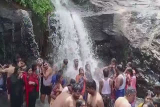 Kumbakkarai Falls  summer vacation  Kumbakkarai Falls rushes by tourists  விடுமுறை கொண்டாட்டம்  கோடை விடுமுறை  கும்பக்கரை அருவி  நிரம்பி வழிந்த கும்பக்கரை அருவி