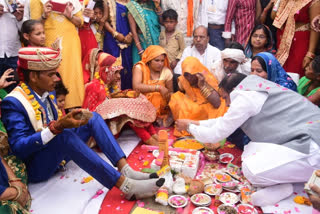 Bhupendra Singh washing feet of daughter