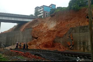 landslide kottayam  landslide near kottayam railway station  റെയിൽവേ ട്രാക്കിലേക്ക് മണ്ണിടിച്ചിൽ  kottayam latest news  സംരക്ഷണ ഭിത്തി തകർന്നു