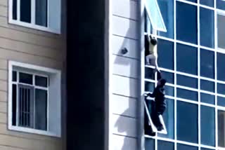 Kazakhstan Man Risks His Life To Save Toddler, Toddler Hanging From Eighth Floor Window, Kazakhstan Man Save Toddler Hanging From Window, Kazakhstan news, ಮಗುವನ್ನು ಉಳಿಸಲು ಪ್ರಾಣವನ್ನೇ ಪಣಕ್ಕಿಟ ಕಝಾಕಿಸ್ತಾನ್ ವ್ಯಕ್ತಿ, ಎಂಟನೇ ಮಹಡಿಯ ಕಿಟಕಿಯಿಂದ ನೇತಾಡುತ್ತಿದ್ದ ಮಗು, ಕಿಟಕಿಯಿಂದ ಬಿಳುತ್ತಿದ್ದ ಮಗುವನ್ನು ರಕ್ಷಿಸಿದ ಕಝಾಕಿಸ್ತಾನ್ ವ್ಯಕ್ತಿ, ಕಝಾಕಿಸ್ತಾನ್ ಸುದ್ದಿ,