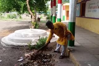 headmaster-himself-cleaned-the-school-ground-to-welcome-the-children