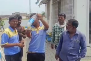 people-uproar-over-giving-water-mix-petrol-in-koderma