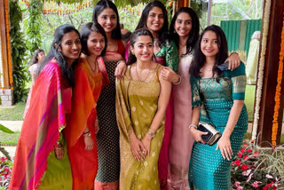 Rashmika Mandanna at friends wedding,rashmika mandanna coorgi style saree,rashmika mandanna in saree,rashmika mandanna latest pictures,rashmika mandanna latest updates,rashmika mandanna latest photos,ನ್ಯಾಷನಲ್​ ಕ್ರಷ್ ರಶ್ಮಿಕಾ ಮಂದಣ್ಣ,ನಟಿ ರಶ್ಮಿಕಾ ಮಂದಣ್ಣ ಟಾಪ್​ ಸಿನಿಮಾಗಳು,ಸ್ನೇಹಿತೆಯ ಮದುವೆಯಲ್ಲಿ ನಟಿ ರಶ್ಮಿಕಾ ಮಂದಣ್ಣ,ರಶ್ಮಿಕಾ ಮಂದಣ್ಣ ಇತ್ತೀಚಿನ ಫೋಟೋಗಳು,ಗೆಳತಿಯರೊಂದಿಗೆ ರಶ್ಮಿಕಾ ಮಂದಣ್ಣ