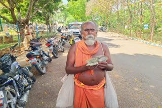 இலங்கைத் தமிழர்களுக்கு நிவாரணம் வழங்கிய யாசகர்