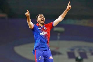 Axar Patel becomes 9th spinner to scalp 100 wickets in IPL  Delhi Capitals spinner Axar Patel record  Delhi Capitals spinner Axar Patel news  Dr DY Patil Stadium in Mumbai  100 ವಿಕೆಟ್​ ಪಡೆದ ನಾಲ್ಕನೇ ಆಟಗಾರನಾಗಿ ಹೊರ ಹೊಮ್ಮಿದ ಅಕ್ಷರ್​ ಪಟೇಲ್​ ಡೆಲ್ಲಿ ಕ್ಯಾಪಿಟಲ್ಸ್ ಸ್ಪಿನ್ನರ್ ಅಕ್ಷರ್ ಪಟೇಲ್ ಸಾಧನೆ  ಡೆಲ್ಲಿ ಕ್ಯಾಪಿಟಲ್ಸ್ ಸ್ಪಿನ್ನರ್ ಅಕ್ಷರ್ ಪಟೇಲ್ ಸುದ್ದಿ  ಮುಂಬೈನ ಡಾ ಡಿವೈ ಪಾಟೀಲ್ ಸ್ಟೇಡಿಯಂ