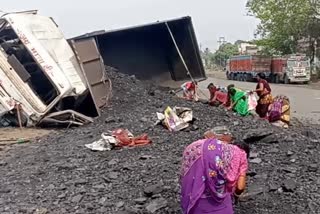 people-looted-coal-after-truck-overturned-in-dhanbad