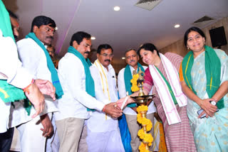 minister niranjan reddy and errabelli dayakar rao and styavathi ratod in warangal farmers meeting