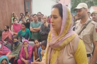 dc-baramulla-visits-weervan-pandit-colony