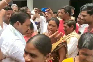 pippiri village Women stopped boath MLA Rathod Bapu rao for double bed room houses