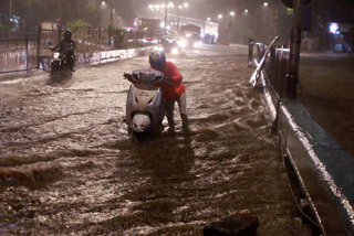 Rains continue in Kerala  Orange alert in nine districts  kerala heavy rain announced Orange alert  അതിതീവ്ര മഴയില്‍ കേരളം  അതിതീവ്ര മഴയില്‍ കേരളത്തില്‍ ഏഴ് ജില്ലകളിൽ നാളെ ഓറഞ്ച് അലർട്ട്