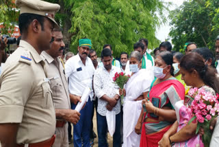 போலீசாரிடம் சமூக ஆர்வலர்கள் பெயரை ரவுடிகள் பட்டியலில் இருந்து நீக்குமாறு- விவசாய சங்கத்தினர் கோரிக்கை