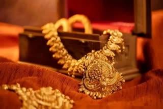 After a day break Gold prices fall again in the state  സംസ്ഥാനത്ത് വീണ്ടും സ്വര്‍ണ വില കുറഞ്ഞു  സ്വര്‍ണ വില  ഇന്നത്തെ സ്വര്‍ണ വില  todays gold rate  gold rate today  gold rate