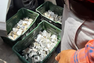 Car carrying silver seized in gopalganj  Silver Seized in Gopalganj  Gopalganj Superintendent of Excise Rakesh Kumar  Silver Smuggling in Bihar  liquor checking in bihar  Gopalganj News  ನೂರಾರು ಕೆಜಿ ಬೆಳ್ಳಿಯನ್ನು ವಶಕ್ಕೆ ಪಡೆದ ಬಿಹಾರ್​ ಪೊಲೀಸರು  ಗೋಪಾಲಗಂಜ್​ನಲ್ಲಿ ನೂರಾರು ಕೆಜಿ ಬೆಳ್ಳಿ ಹೊತ್ತೊಯ್ಯುತ್ತಿದ್ದ ಕಾರು  ಗೋಪಾಲಗಂಜ್​ನಲ್ಲಿ ಪೊಲೀಸರಿಂದ ನೂರಾರು ಕೆಜಿ ಬೆಳ್ಳಿ ವಶ  ಬಿಹಾರ ಅಪರಾಧ ಸುದ್ದಿ