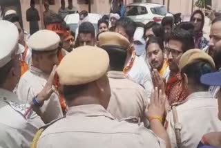 Police caught ABVP workers opposing Coordinator Banay Singh