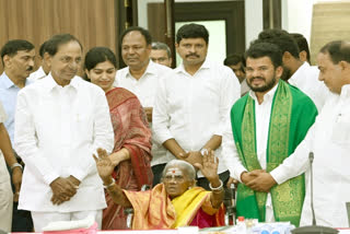 CM KCR honoring Thimmakka