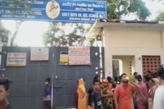 Dozens of students stabbed three students of class 10 at gate of Adarsh Nagar Sarvodaya School