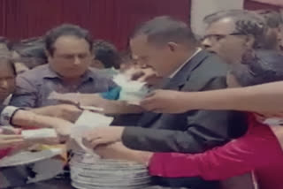 Teachers summoned for creating mayhem for food  Teachers in Ludhian summoned fighting for plates during lunch  Teachers caught fighting for plates  ഉച്ചഭക്ഷണത്തിനുള്ള പ്ലേറ്റിനെചൊല്ലി അധ്യാപകർ തമ്മിൽ തർക്കം  ലുധിയാനിൽ അധ്യാപകർ തമ്മിൽ തർക്കം  വിദ്യാഭ്യാസ നിലവാരം ഉയർത്തുന്നതിനായി യോഗം ചേർന്നു  ലുധിയാനയിലെ വിദ്യാഭ്യാസ യോഗം