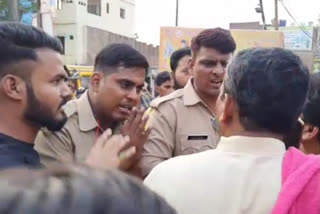 पुलिसकर्मियों ने भाजपा नेता को पीटा.