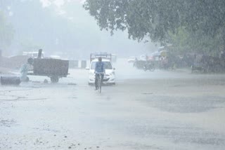 HEAVY RAINFALL IN KERALA  KERALA RAIN UPDATE  സംസ്ഥാനത്ത് കനത്ത മഴ തുടരുന്നു  കണ്ണൂർ കാസർകോട് ജില്ലകളിൽ ഓറഞ്ച് അലർട്ട്  Heavy rain in kerala  സംസ്ഥാനത്ത് ശക്‌തമായ കാറ്റിന് സാധ്യത  കേരളത്തിൽ കനത്ത മഴ