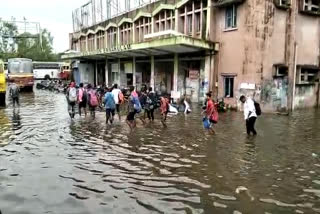 heavy rain in kochi  സംസ്ഥാനത്ത് കനത്ത മഴ  കൊച്ചി നഗരത്തിൽ വെള്ളക്കെട്ട്  കൊച്ചിയിലെ പ്രധാന കേന്ദ്രങ്ങൾ വെള്ളത്തിൽ  എറണാകുളത്ത് കനത്ത മഴ  തൃപ്പൂണിത്തുറയി  വീടുകളിൽ വെള്ളം കയറി  kerala rain update  heavy rain kerala