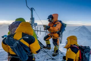 World's highest weather station installed on Mt. Everest  എവറസ്റ്റ് കീഴടക്കി ഓട്ടോമാറ്റിക് കാലാവസ്ഥ കേന്ദ്രം  ഓട്ടോമാറ്റിക് കാലാവസ്ഥ കേന്ദ്രം  കാലാവസ്ഥാ കേന്ദ്രം എവറസ്റ്റിൽ സ്ഥാപിച്ചു  എവറസ്റ്റ് കൊടുമുടി  നാഷണൽ ജിയോഗ്രാഫിക് സൊസൈറ്റി  അപ്പലാച്ചിയൻ സ്റ്റേറ്റ് യൂണിവേഴ്‌സിറ്റി