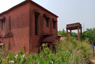 dilapidated-nirmal-gram-bhawan-made-booth-for-voting-in-panchayat-elections-in-dumka
