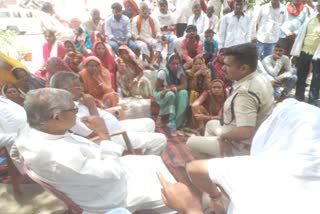 mla-umashankar-protest-in-police-station-premises-for-demand-of-action-in-fight-in-hazaribag