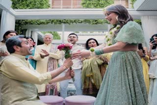 kanika kapoor shares the picture of her mehendi ceremony