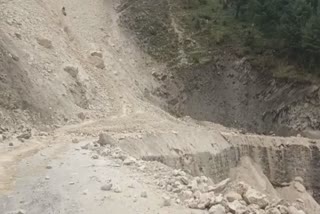 srinagar-leh-highway-closed-after-land-slides-becon-on-a-job
