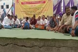 Raipur MNREGA workers singing songs of Kishore Kumar