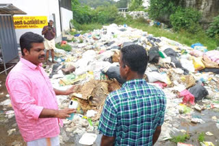 konni waste problem in pathanamthitta  konni waste problem  കോന്നി ചന്തയിലെ മാലിന്യപ്രശ്‌നം  konni market waste problem  കോന്നി ഗ്രാമപഞ്ചായത്ത് സെക്രട്ടറിക്ക് എംഎല്‍എയുടെ പരസ്യശാസന  കോന്നി ചന്തയിലെ മാലിന്യപ്രശ്‌നത്തിൽ ഗ്രാമപഞ്ചായത്ത് സെക്രട്ടറിക്ക് എംഎല്‍എയുടെ പരസ്യശാസന  അഡ്വ കെ യു ജനീഷ് കുമാര്‍ എംഎല്‍എ കോന്നി  ആരോഗ്യജാഗ്രതാ യോഗം