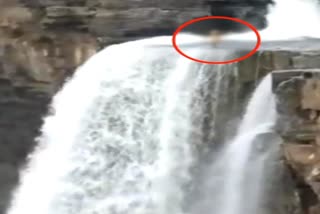 Girl jumped from a height of 100 feet in Chitrakot waterfall of Chhattisgarh