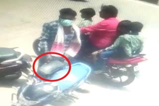 criminal stole Five lakh by breaking bike dikki in Ranchi