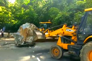 giant-rock-roll-down-on-yercaud-mountain-road-in-salem