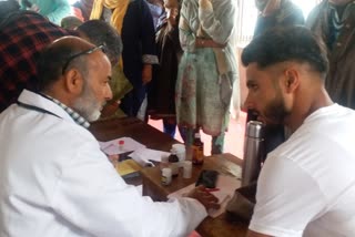 Medical Camp Organised by AYUSH : پلوامہ میں طبی کیمپ کے دوران مریضوں کو ادویات مفت فراہم