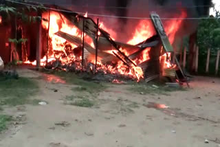 Assam After youth dies in custody  villagers burn police station  youth dies in custody villagers burn police station in assam  youth dies in custody  കസ്റ്റഡിയിലെടുത്ത യുവാവ് മരിച്ചു  കസ്റ്റഡി മരണത്തിൽ പ്രതിഷേധിച്ച് യുവാവ് മരിച്ചു  ജനക്കൂട്ടം പൊലീസ് സ്റ്റേഷൻ കത്തിച്ചു  കസ്റ്റഡിയിലെടുത്ത യുവാവ് മരിച്ചതിൽ പ്രതിഷേധം ജനക്കൂട്ടം പൊലീസ് സ്റ്റേഷൻ കത്തിച്ചു  കസ്റ്റഡി മര്‍ദ്ദനം ആരോപിച്ച് പൊലീസ് സ്റ്റേഷന് തീയിട്ട് നാട്ടുകാർ  കസ്റ്റഡി മരണം