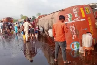 Locals loot oil after tanker overturns on Mumbai-Ahmedabad highway