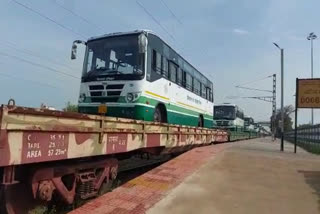 himachall pradesh road transport corporation  passenger buses in goods train  indian railway transporting buses  ashok leyland bus  ഇന്ത്യന്‍ റെയില്‍വേ ഗുഡ്സ്‌ ട്രെയിന്‍  ഇന്ത്യന്‍ റെയില്‍വേ  ഗുഡ്‌സ് ട്രെയിന്‍ ബസ്