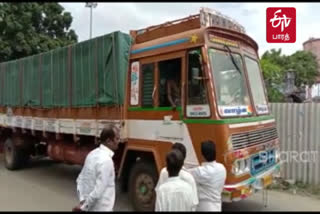 மாடுகளை ஏற்றி சென்ற லாரியை சிறைபிடித்த சிவசேனா கட்சியினர்!