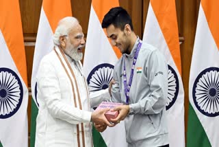 Lakshya Sen presented Bal Mithai to PM Modi