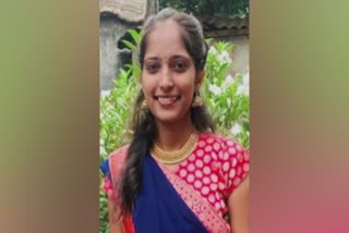 woman electrocuted while charging electric bike  maharashtra electric bike shock death  woman electrocuted to death in maharashtra  maharashtra woman dies of electric shock  ഇലക്‌ട്രിക് ബൈക്ക് ചാര്‍ജ് ചെയ്യുന്നതിനിടെ ഷോക്കേ  ഇലക്‌ട്രിക് ബൈക്ക് ഷോക്ക് മരണം  ഷോക്കേറ്റ് യുവതി മരിച്ചു  മഹാരാഷ്‌ട്ര ഇലക്‌ട്രിക് ബൈക്ക് ഷോക്ക് മരണം